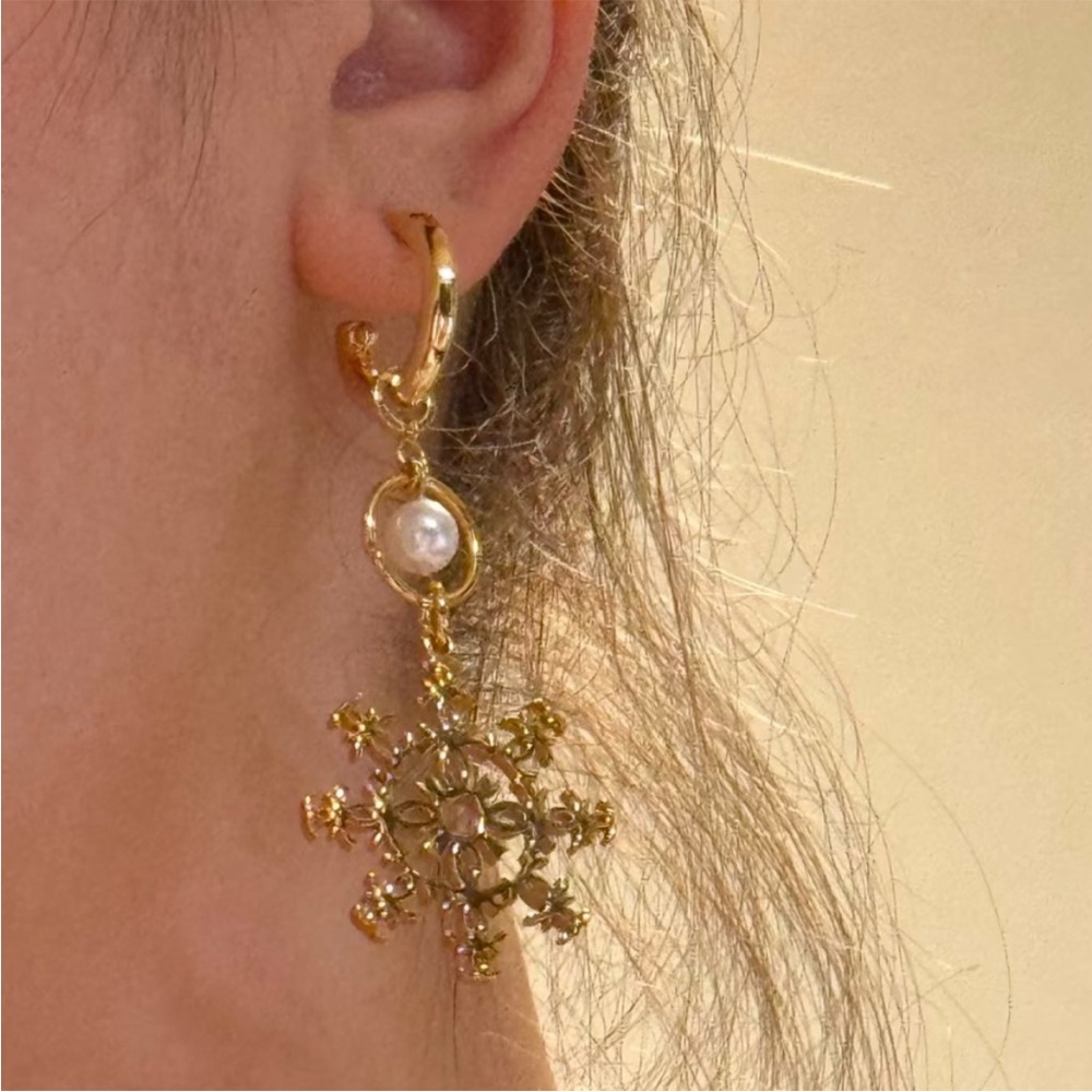 Chanel Beauty Snowflake Charm - Picture 8 of 10